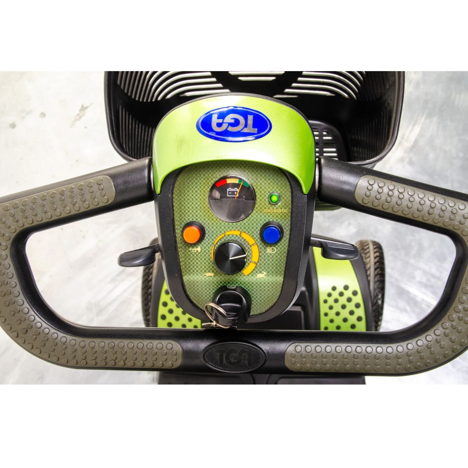 Yaşlılar için scooterın pratik ön sepeti